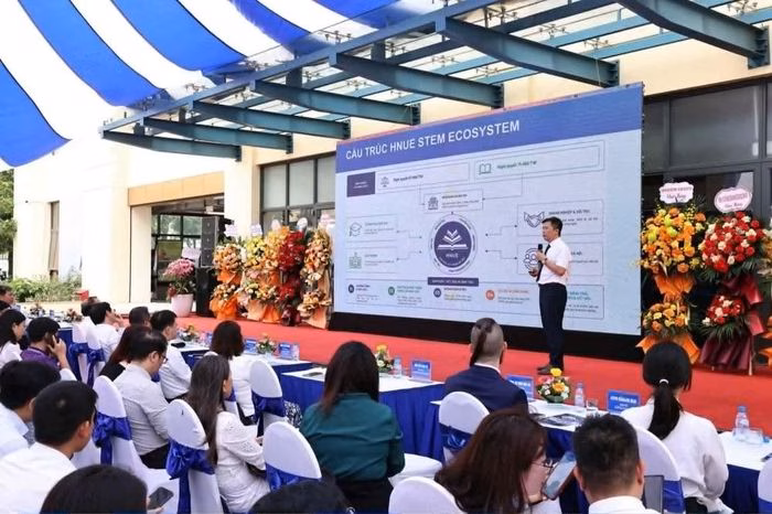 PGS.TS Nguyễn Văn Biên trình bày chi tiết về cấu trúc vận hành của hệ sinh thái STEM HNUE. (Ảnh: THANH TÙNG)