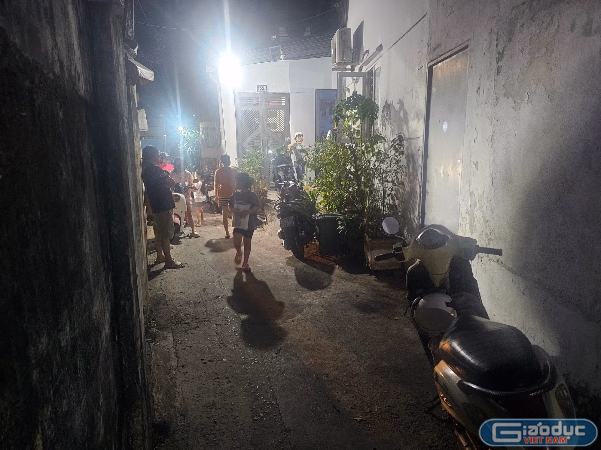 Hình ảnh phụ huynh chờ đón học sinh tại một cơ sở dạy thêm trên đường Tăng Bạt Hổ, minh chứng cho nhu cầu học tập cao nhưng cần đi kèm quản lý chặt chẽ.