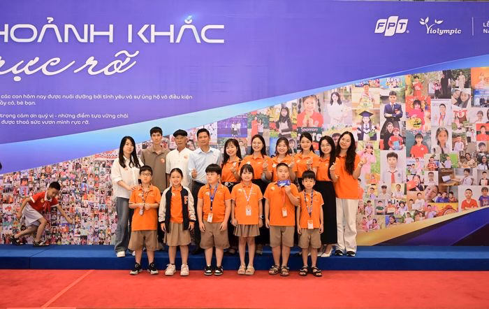 Sự hiện diện đông đảo của phụ huynh và thầy cô giáo cho thấy sự đồng hành chặt chẽ trong hành trình chinh phục tri thức của các em. Ảnh: N.L