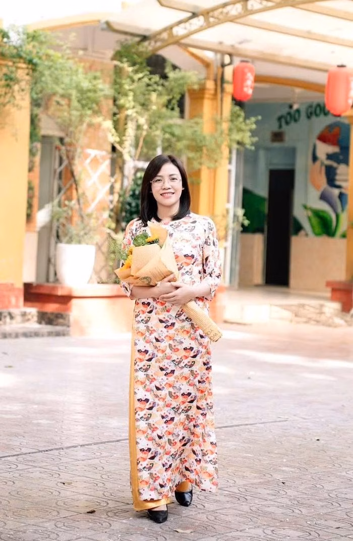 Cô Bùi Thị Ngọc Bích hướng dẫn học sinh phương pháp ghi nhớ từ vựng qua sổ tay.