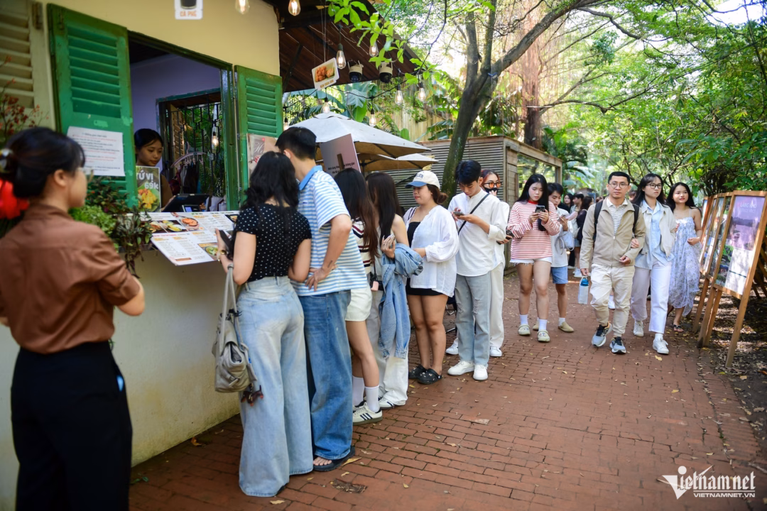 Không gian xanh mát của quán xôi gây sốt, thu hút đông đảo thực khách xếp hàng chờ thưởng thức. Ảnh: Nguyễn Huế