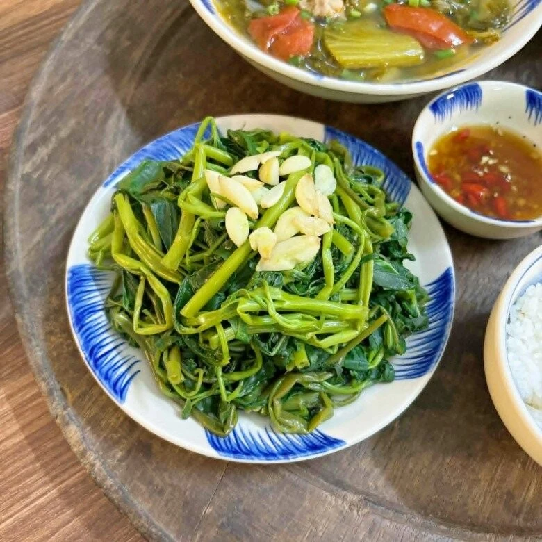 Rau muống xào tỏi xanh mướt giòn ngon