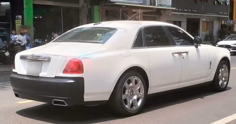 Rolls-Royce Ghost phối hai tông màu lạ mắt xuất hiện tại Đắk Lắk