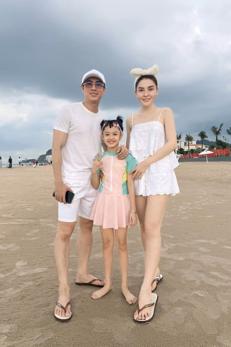 Saka Trương Tuyền có mối quan hệ tốt đẹp với bé Xí Muội, thường cùng nhau đi vui chơi.