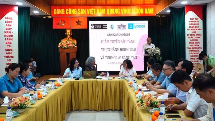 Sinh hoạt khoa học về chủ đề giám tuyển do Bảo tàng Thành phố Hồ Chí Minh tổ chức. Ảnh: BTTPHCM.