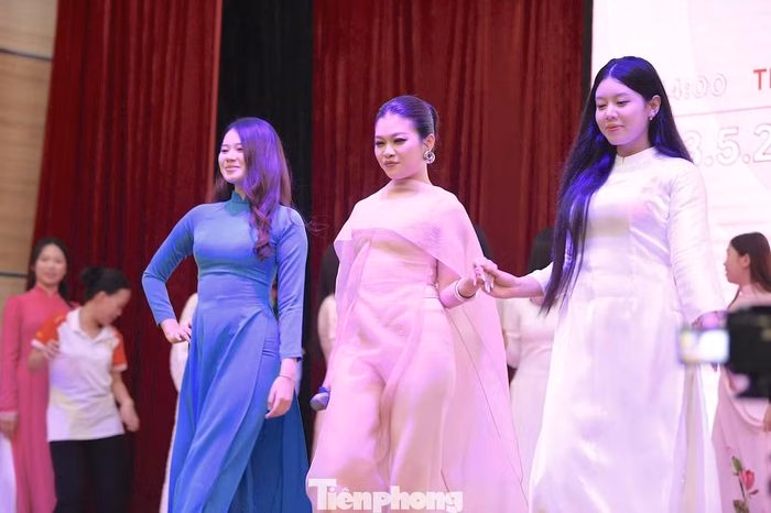 Các bạn sinh viên không khỏi hào hứng, hòa nhịp cùng âm nhạc và các hoạt động giao lưu tại sự kiện.