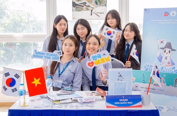 Sinh viên Học viện Ngoại giao trong một hoạt động tư vấn tuyển sinh năm 2026. Ảnh: FBNT