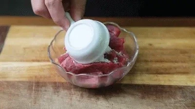 Sơ chế xoài và ớt chuông thái sợi