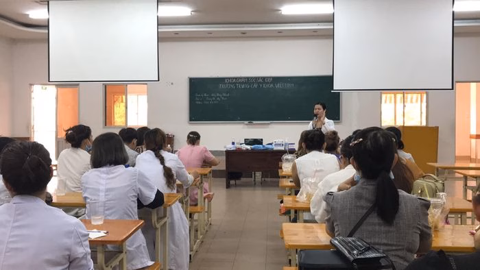 Quyết định thu hồi giấy chứng nhận hoạt động giáo dục nghề nghiệp của Trường Trung cấp Y khoa Việt Nam theo đề nghị của nhà trường.