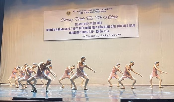 Sự tập trung cao độ của các diễn viên múa tương lai trong bài thi kỹ thuật