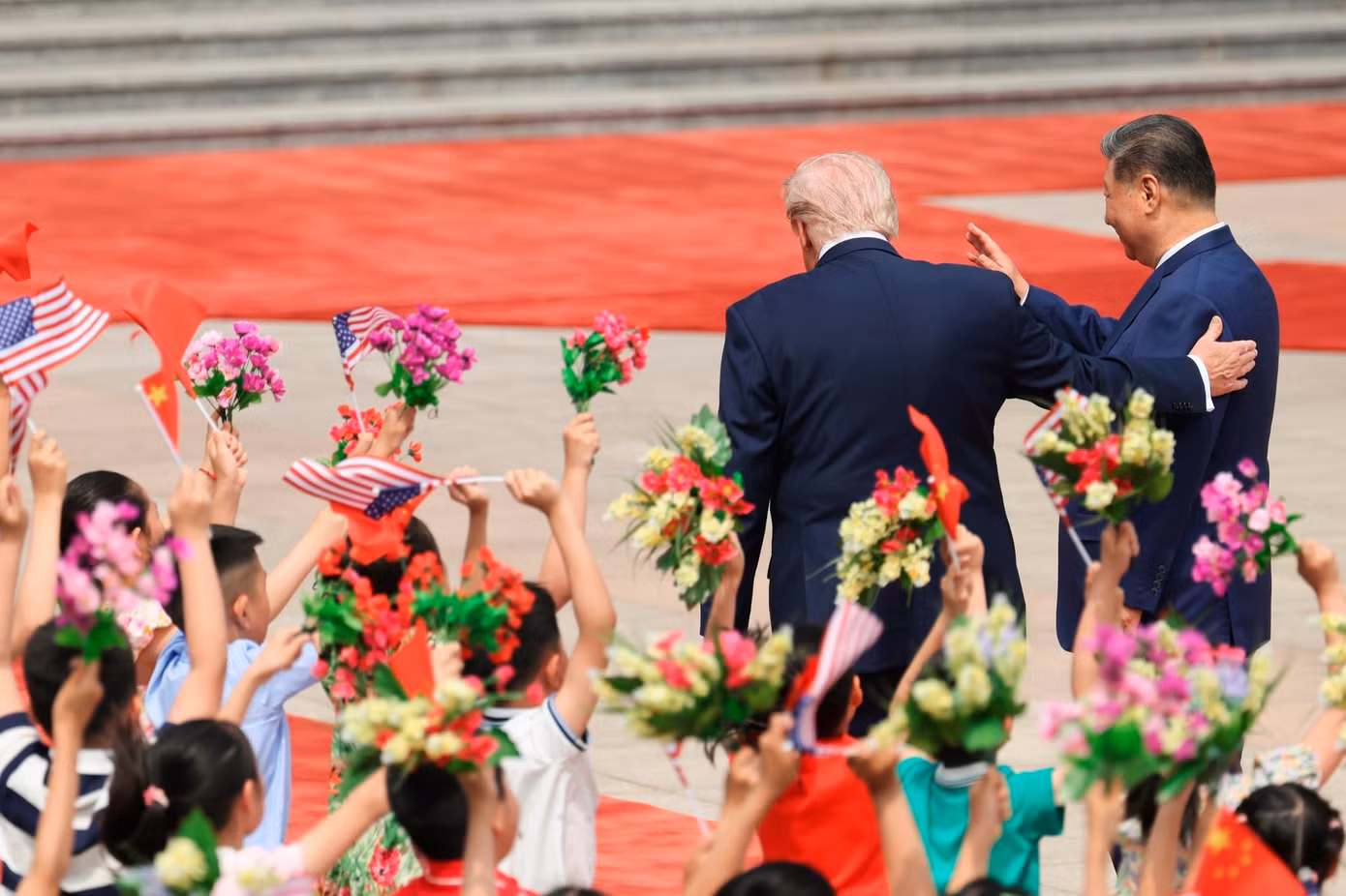 Các nhà lãnh đạo của hai nền kinh tế lớn nhất thế giới tỏ ra thân thiện và thoải mái. (Ảnh: AP)