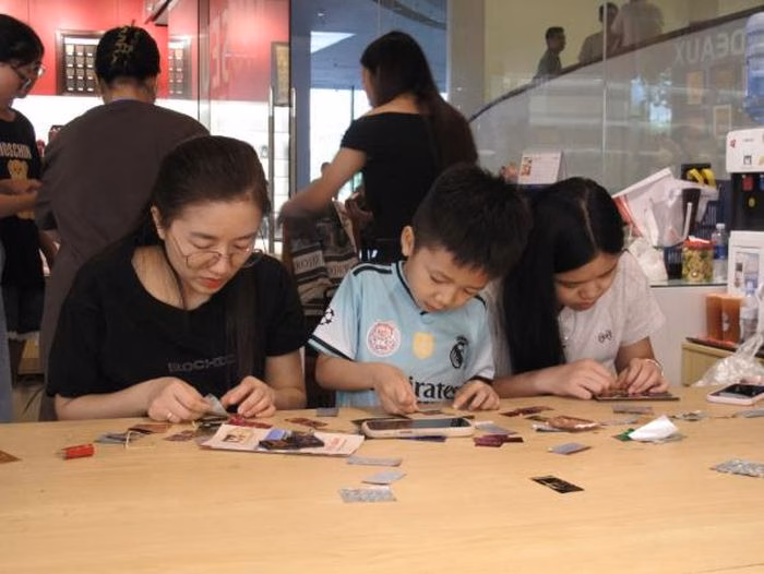 Sự tỉ mỉ trong từng đường nét của tranh thếp lá