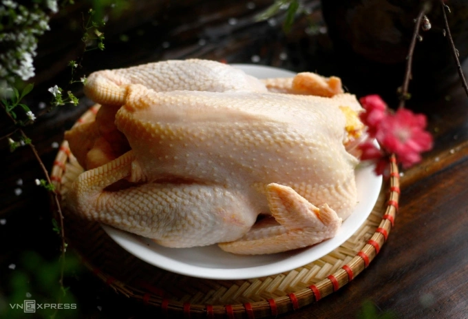 Thay vì rửa dưới vòi nước, việc thấm khô thịt gà mua từ siêu thị là phương pháp an toàn và hiệu quả hơn.