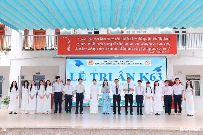 Niềm tin và kỳ vọng của thầy cô là hành trang quý giá để các em tự tin bay cao, bay xa hơn. Ảnh: NTCC