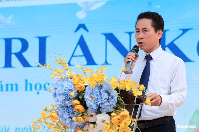 Lời dặn dò chân thành của thầy Hiệu trưởng giúp các em giải tỏa áp lực, lấy lại sự tự tin trước kỳ thi lớn. Ảnh: NTCC