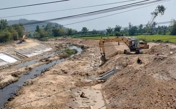 Nhà thầu đang gấp rút triển khai các hạng mục bê tông hóa mái đê để kịp tiến độ bàn giao. Ảnh: Trọng Lợi