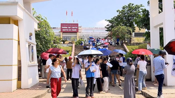 Các thí sinh dự thi vào Trường THPT Chuyên Nguyễn Tất Thành (phường Văn Phú) "đội nắng" đến trường thi.
