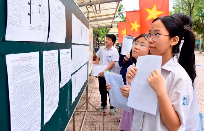Không khí căng thẳng nhưng nghiêm túc của thí sinh trong kỳ thi tuyển sinh vào lớp 10 tại Hà Nội năm học trước.