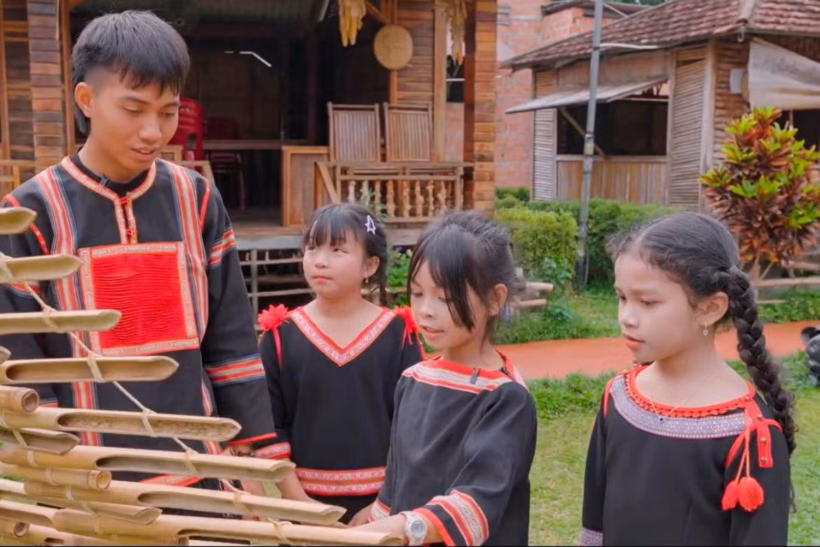 Thiếu nhi tìm hiểu văn hóa cồng chiêng Tây Nguyên
