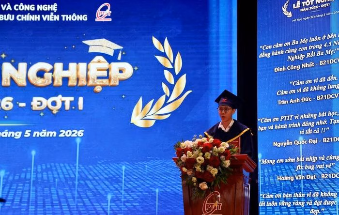 Sinh viên Nguyễn Đăng Minh, Thủ khoa toàn khóa Chương trình Chất lượng cao ngành Công nghệ thông tin, phát biểu gửi lời tri ân tới các thầy cô và cán bộ nhà trường.