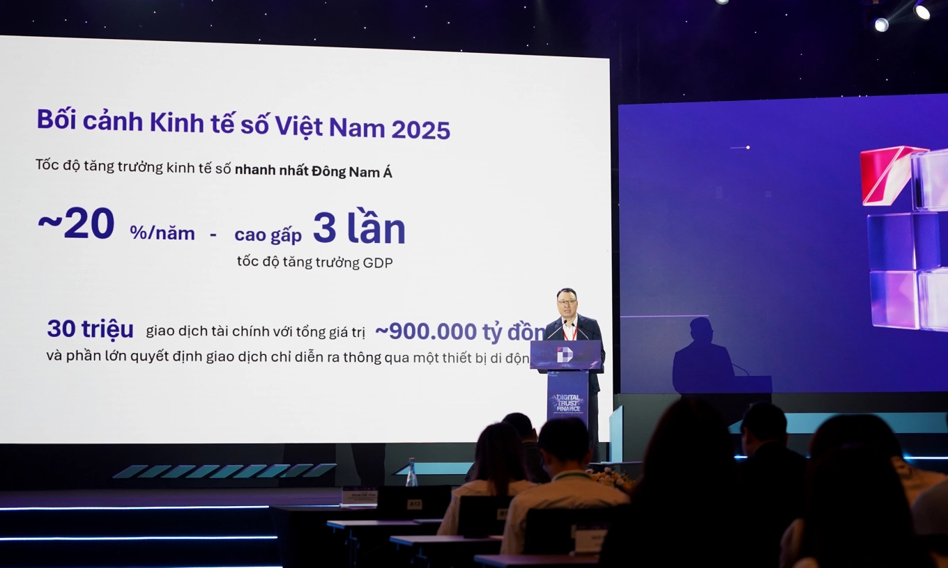 Thượng tá Triệu Mạnh Tùng chia sẻ về thực trạng lừa đảo trực tuyến tại sự kiện sáng 12/5. Ảnh: Lưu Quý
