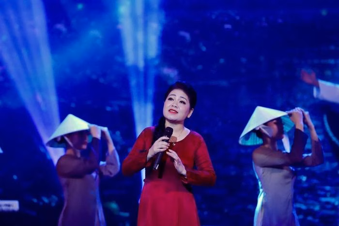 Âm hưởng dân ca Nghệ Tĩnh gợi mở không gian quê hương Làng Sen – nơi hun đúc tâm hồn Chủ tịch Hồ Chí Minh