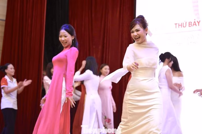Sự xuất hiện của các nghệ sĩ trẻ góp phần làm nổi bật tinh thần tự tin và năng động của chương trình.