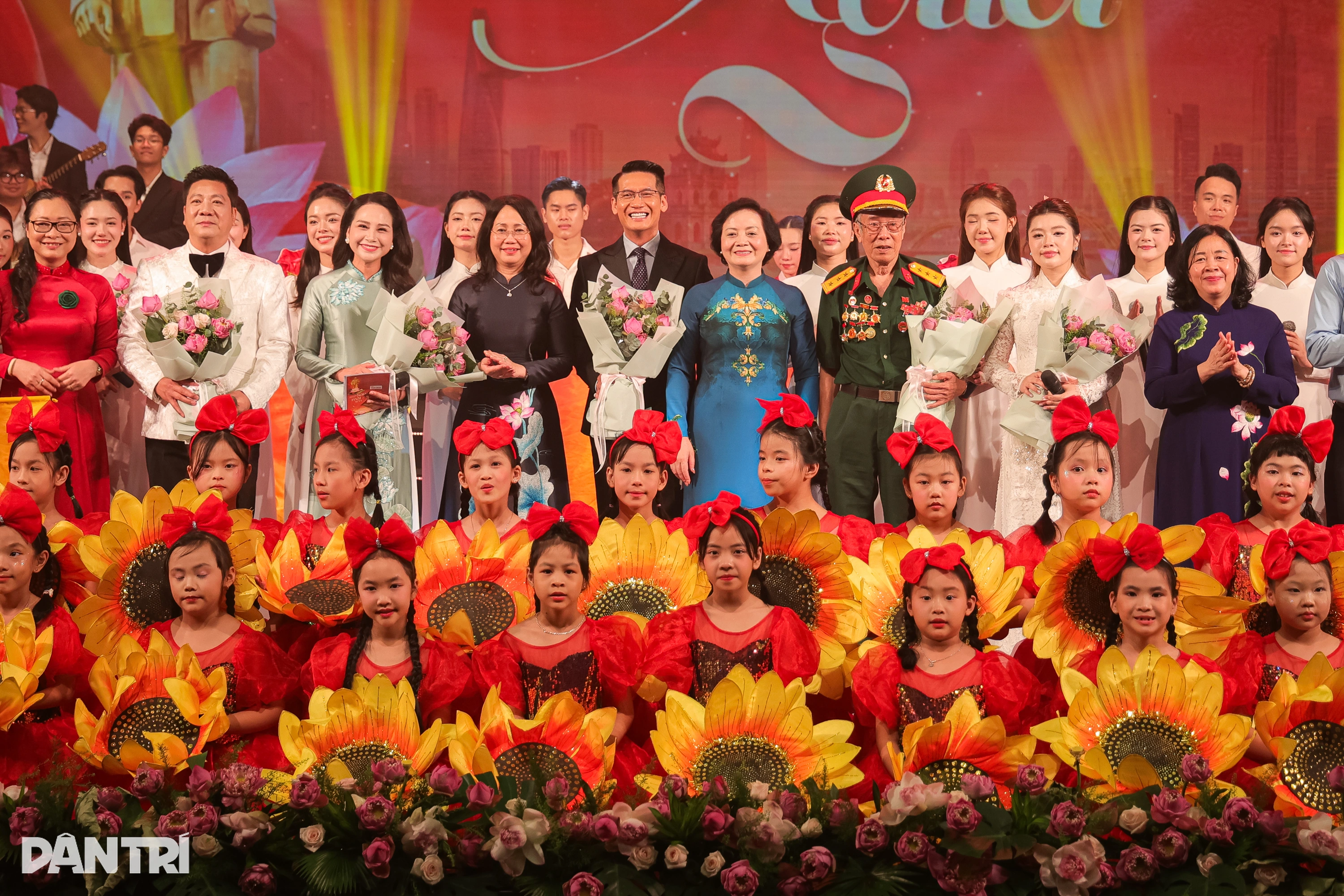 Không gian nghệ thuật đầy cảm xúc của đêm nhạc Sáng mãi tên Người
