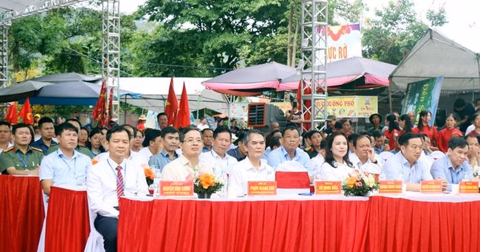 Không khí trang trọng tại lễ khai mạc, thu hút hàng ngàn lượt du khách và người dân tham dự.