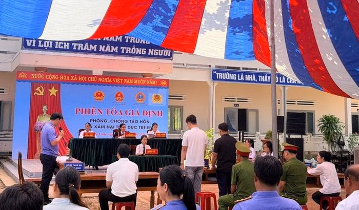 Quang cảnh phiên tòa giả định giúp học sinh hình dung rõ nét về quy trình xét xử thực tế.