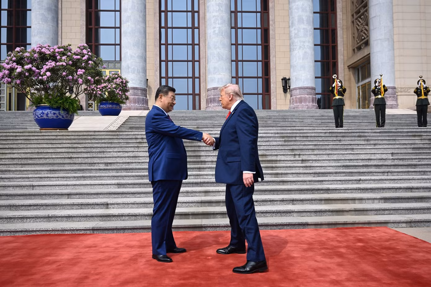 Hai nhà lãnh đạo đã bắt tay sau khi Tổng thống Mỹ Trump đến Đại lễ đường Nhân dân ở Bắc Kinh, mở đầu lễ đón tiếp long trọng. (Ảnh: AP)