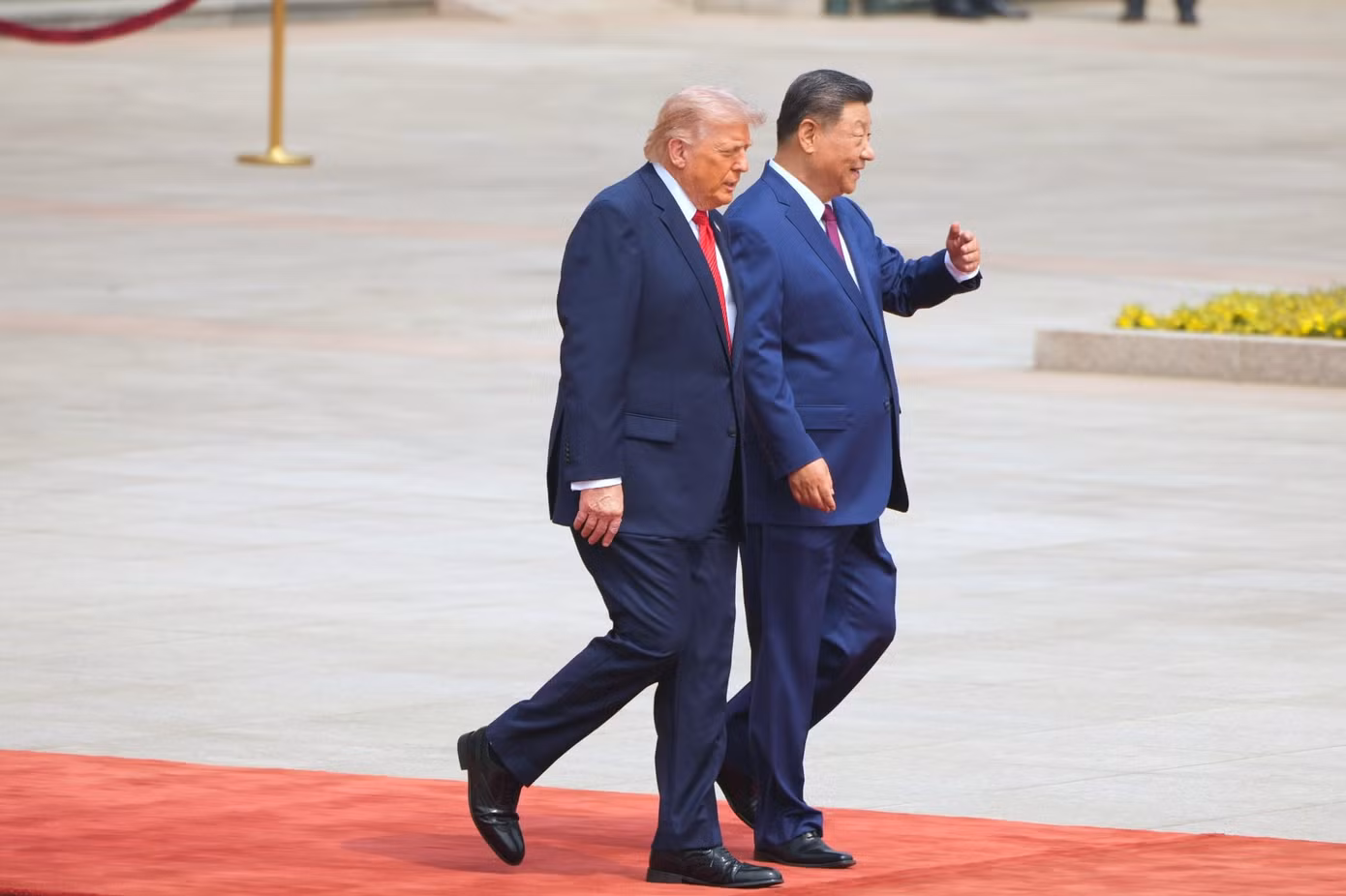 Ông Trump được các quan chức Trung Quốc và hàng trăm trẻ em nhiệt tình vẫy cờ chào đón tại sân bay. (Ảnh: AP)