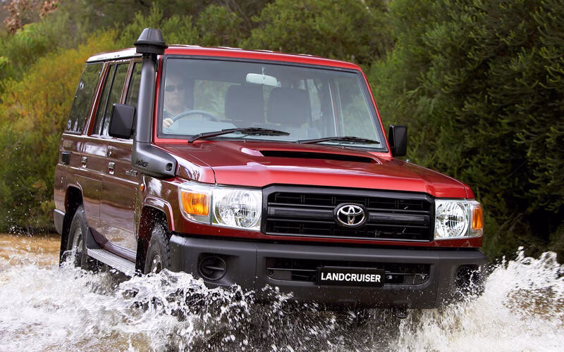 Toyota Land Cruiser 70 Series - Sự lựa chọn tin cậy cho mọi địa hình.