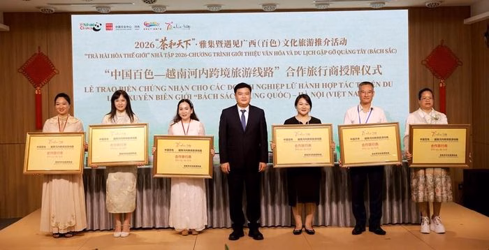 Trao chứng nhận cho các doanh nghiệp du lịch hợp tác xuyên biên giới Việt - Trung