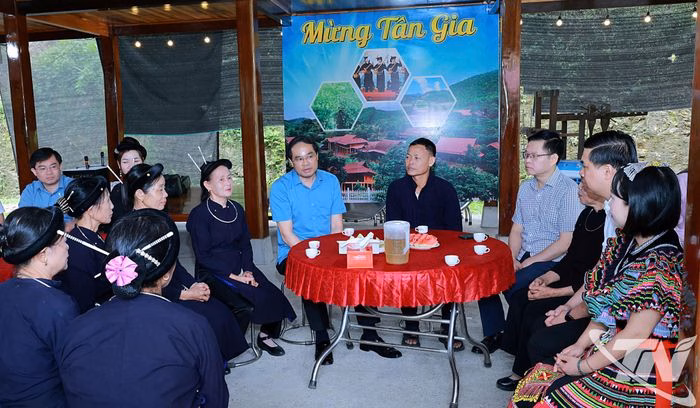 Trao đổi cùng người dân làm du lịch cộng đồng