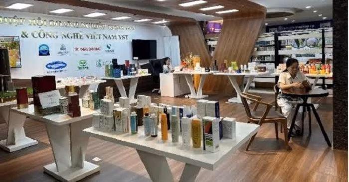 Doanh nghiệp trưng bày sản phẩm tại Triển lãm sản phẩm khoa học, công nghệ và đổi mới sáng tạo năm 2024.