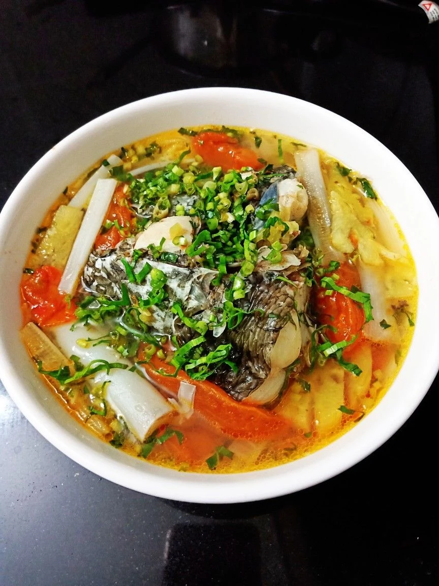 Hoàn thiện bát canh cá với màu sắc hài hòa và hương thơm tinh tế