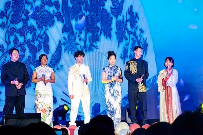Cẩm Tú tự tin kết nối cùng bạn bè quốc tế, đánh dấu bước tiến dài từ vùng quê nghèo ra thế giới.