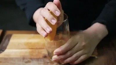 Ướp thịt bò với gia vị để thấm vị