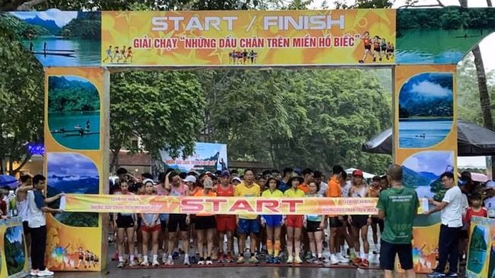 Không khí sôi động của gần 700 vận động viên trong ngày khai mạc Mùa du lịch Thái Nguyên 2026.