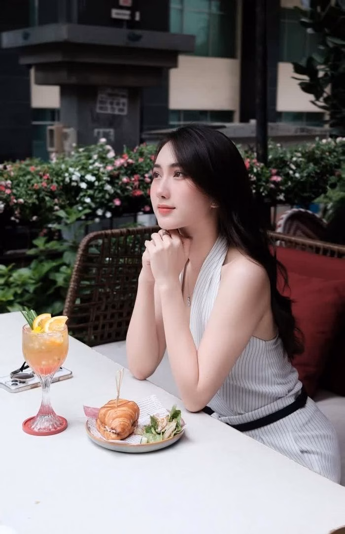 Đường nét gương mặt sắc sảo, phù hợp với nhiều góc máy điện ảnh