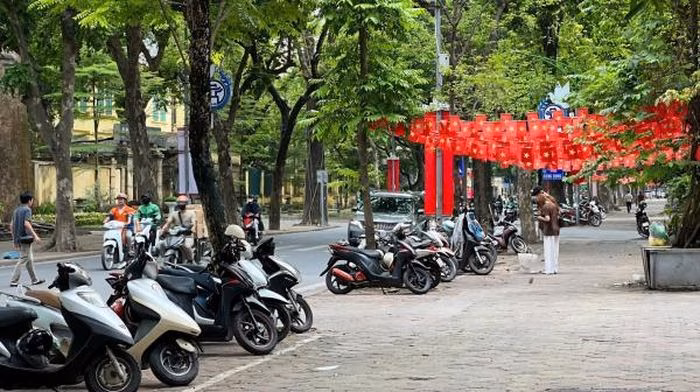 Vỉa hè phố Phan Đình Phùng, phường Ba Đình phong quang sạch đẹp, tạo điều kiện cho người dân đi bộ an toàn.