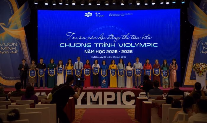 Ban tổ chức vinh danh các cơ quan, nhà trường có đóng góp tích cực trong việc triển khai cuộc thi Violympic. Ảnh: Thanh Hà