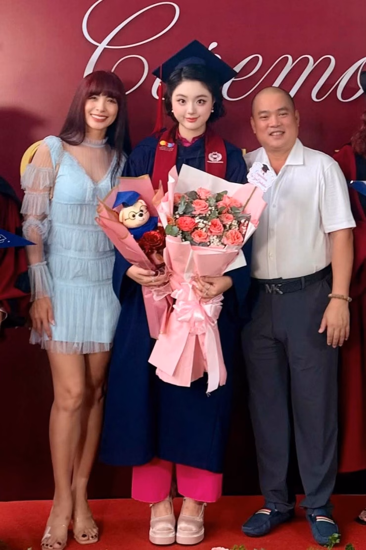 Vợ chồng Thúy Hạnh mừng con gái Suti tốt nghiệp