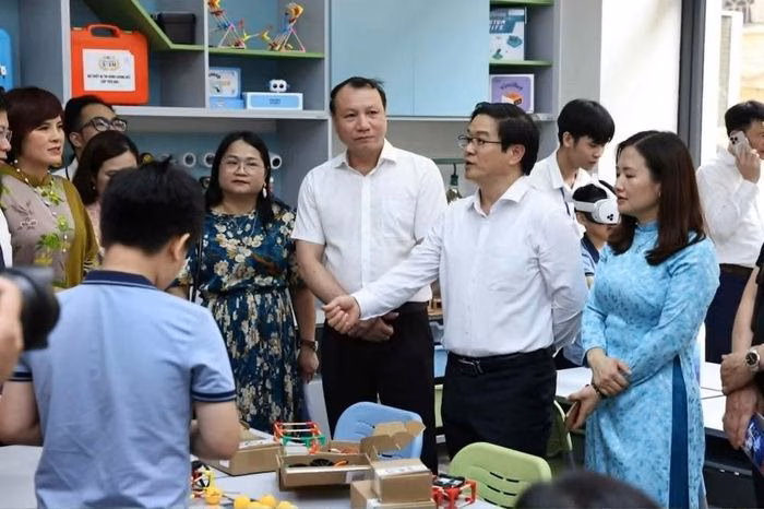 Tiến sĩ Thái Văn Tài cùng các chuyên gia quan sát thực tế khả năng vận dụng kiến thức của học sinh trong môi trường STEM. (Ảnh: THANH TÙNG)