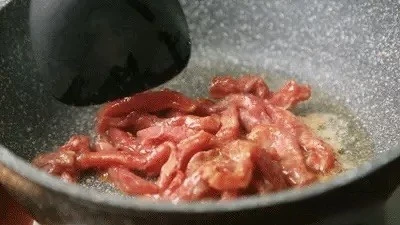 Xào thịt bò nhanh tay trên lửa lớn