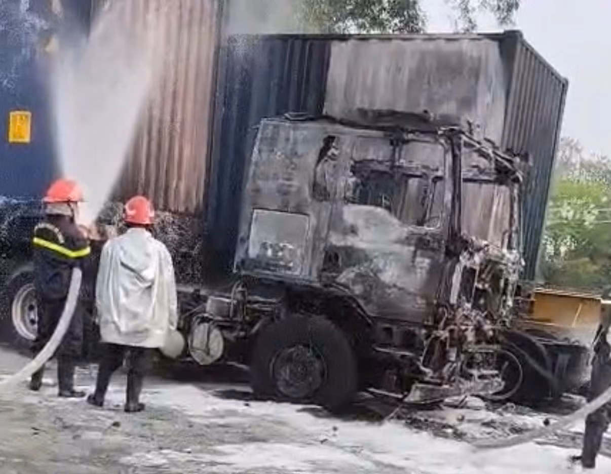 Hiện trường những chiếc xe đầu kéo container bị thiêu rụi hoàn toàn sau vụ hỏa hoạn.