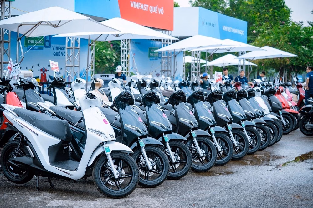 Xe máy điện đang nhanh chóng tiếp cận đa dạng nhóm khách hàng, từ người dùng cá nhân đến các doanh nghiệp vận hành giao hàng, logistics. Ảnh minh hoạ: VF
