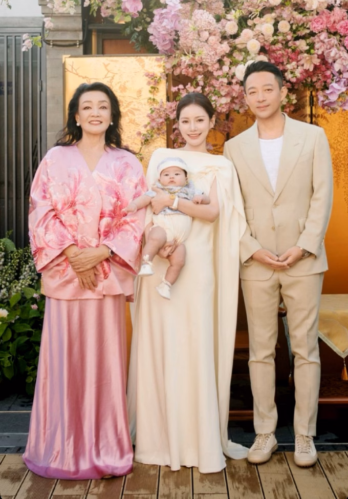 Bà Trương Lan chụp cùng gia đình con. Ảnh: Weibo