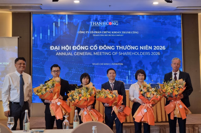 Bà Vũ Thị Như Mai (áo trắng) cùng các tân thành viên HĐQT còn lại nhận hoa chúc mừng - Ảnh: Huy Khải